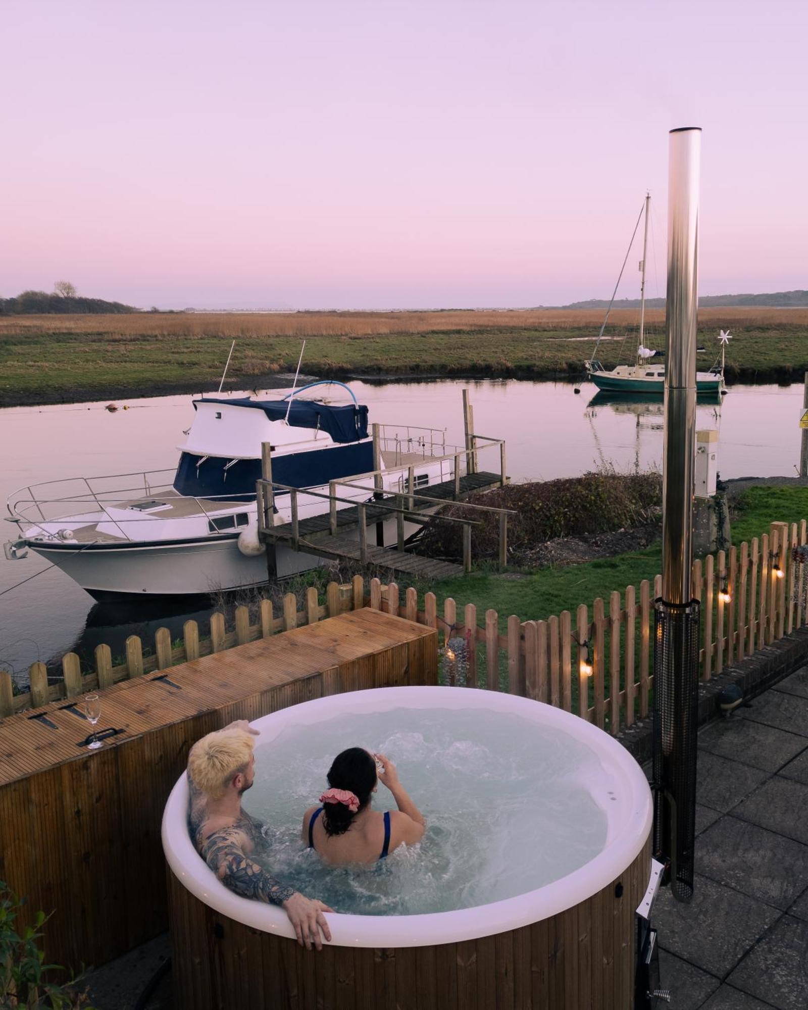 Hot Tub With A View - Christchurch Harbour Εξωτερικό φωτογραφία