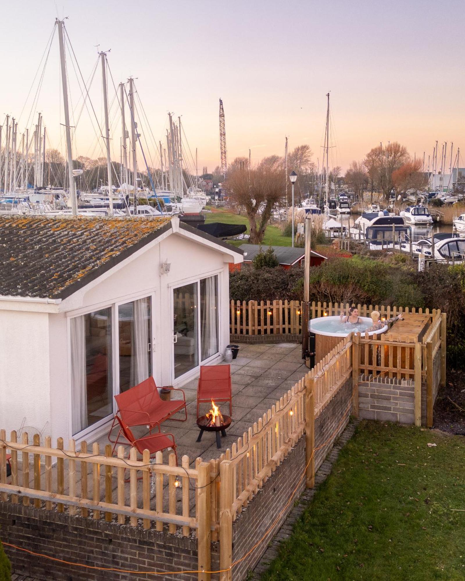 Hot Tub With A View - Christchurch Harbour Εξωτερικό φωτογραφία